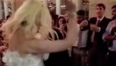 ŠOKANTAN SNIMAK SA SVADBE Mlada je sa kumom ovo uradila pred svima (VIDEO)