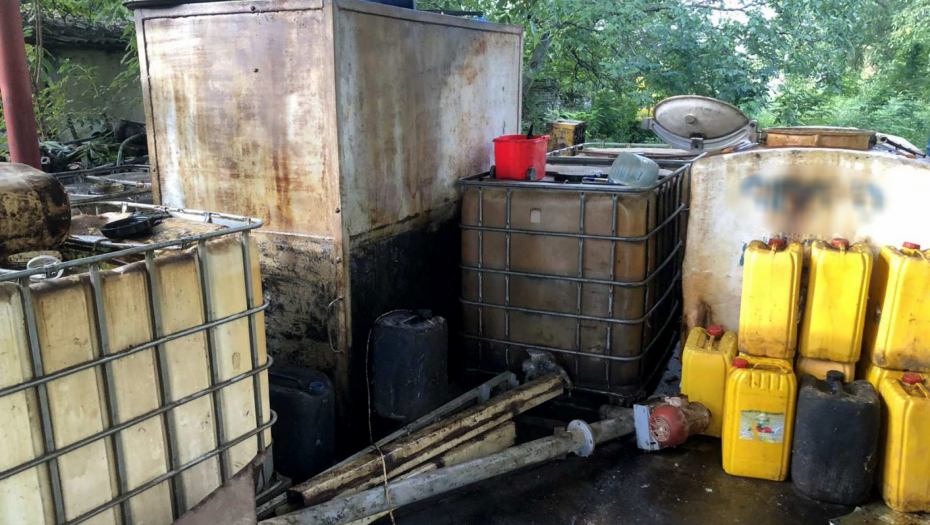 POLICIJA ZAPLENILA 14.300 LITARA "CRNOG ZLATA" Otkriveno nelegalno skladište nafte, uhapšene dve osobe u Somboru(FOTO)