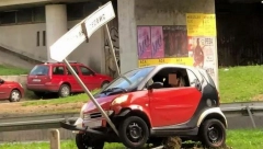 KAKO SI OVO USPELA? Devojka sletela s puta i zaglavila se u znak, a njena reakcija izazvala brojne komentare na mrežama!