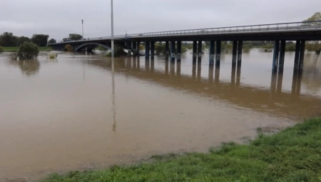 VODA SE POVLAČI, RADI SE NA SANIRANJU POSLEDICA NEVREMENA Najkritičnije ostaje ovde