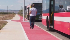 ŠTA SE OVDE DEŠAVA? Na pola puta putnici presedaju u drugi autobus, a vozač isti! (VIDEO)