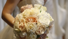 OBIČAJ JE DA SE NA VENČANJU BACA BIDERMAJER: Nekada se radilo nešto drugo, a evo koje je pravo značenje ove prakse