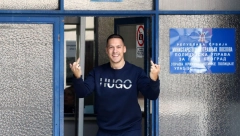 DRAMA U NOVOM SADU ZBOG BAKE PRASETA Masa dece se okupila i iskakala pred automobile, upućen javni apel, skandalozni snimak razbesneo Srbiju! (VIDEO)