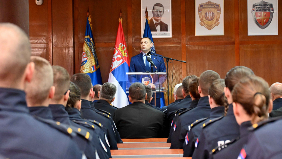 VULIN NOVIM STUDENTIMA KPU PORUČIO Ako možete da volite Srbiju više od sebe, onda ćete trajati (FOTO)