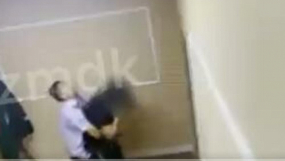 DOSTAVLJAČ UHVATIO ŽENU OTPOZADI, A ONDA SE POJAVIO MUŽ! (VIDEO)