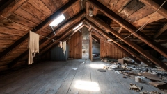 PRAVO BLAGO SKRIVENO NA TAVANU Hteli su da poprave krov koji je prokišnjavao, a kada su se popeli, imali su šta da vide