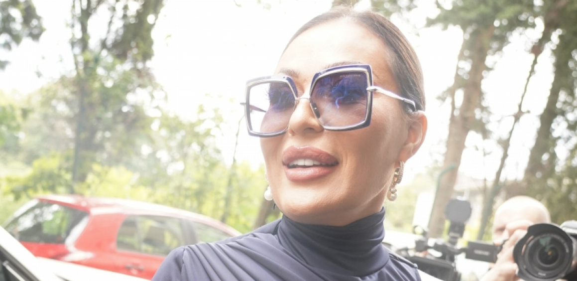 GRMI I ZAKOPČANA DO GRLA Cecin stajling napravio opštu pometnju, a onda se okrenula (FOTO)