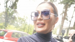 GRMI I ZAKOPČANA DO GRLA Cecin stajling napravio opštu pometnju, a onda se okrenula (FOTO)