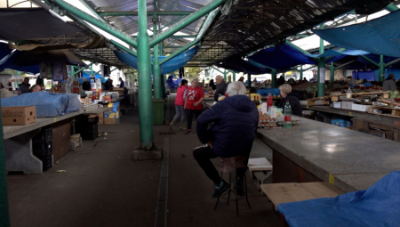 NASILJE NA BEOGRADSKOJ PIJACI Muškarac napao ženu zbog gajbe! (VIDEO)