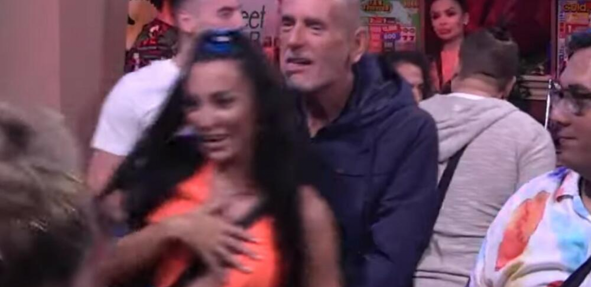 SKANDALOZNO PONAŠANJE LEPOG MIĆE Dohvatio zadrugarku i trljao se dok mu se uvijala, snimak kruži mrežama (VIDEO)