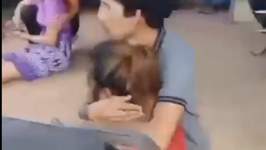 OKUPILI SE RODITELJI, MAJKE VRIŠTE, BROJE SE ŽRTVE Prvi snimci ispred vrtića na Tajlandu (VIDEO)