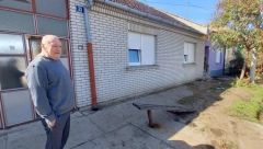PUKLO JE KAO GROM, ŽENA I JA SMO SKOČILI IZ KREVETA Ispovest porodice Boškov iz Kikinde koja živi pored kuće u koju se zakucao "porše"! (FOTO)