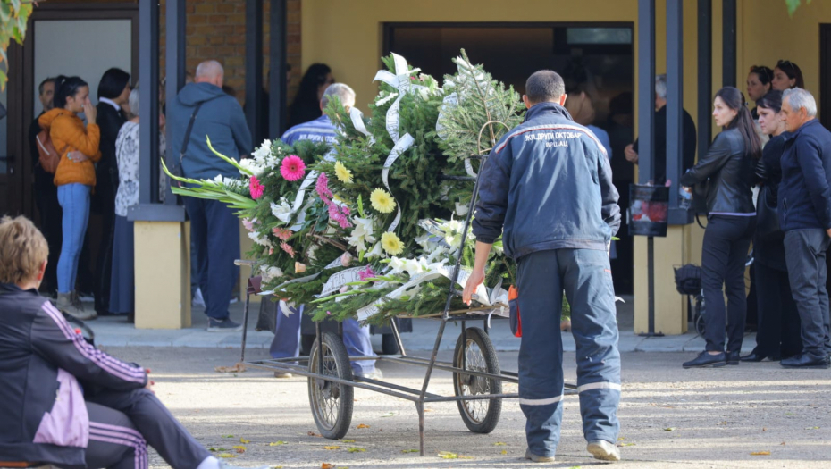 SAHRANA MALE PETRE (2) IZ VRŠCA KOJU JE UBIO OTAC Devojčica će biti pokopana u belom sanduku, više od 100 ljudi u suzama pred kapelom (FOTO)