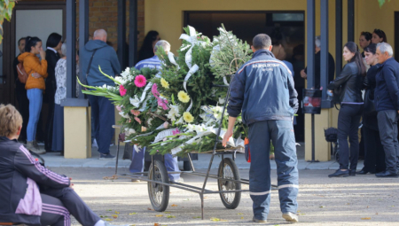 SAHRANA MALE PETRE (2) IZ VRŠCA KOJU JE UBIO OTAC Devojčica će biti pokopana u belom sanduku, više od 100 ljudi u suzama pred kapelom (FOTO)