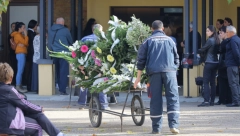 SAHRANA MALE PETRE (2) IZ VRŠCA KOJU JE UBIO OTAC Devojčica će biti pokopana u belom sanduku, više od 100 ljudi u suzama pred kapelom (FOTO)