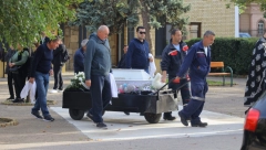JECAJI PARAJU NEBO Mala Petra (2) ide u večnu kuću sa omiljenim plišanim igračkama, majka skrhana bolom hoda pored sanduka! (FOTO)
