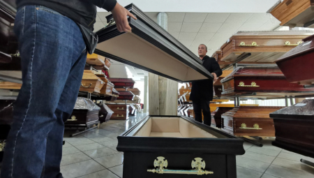 SRBI SE SAHRANJUJU KAO FARAONI Sanduci vredni kao auto, šator za 1.000 ljudi i narikače, a jedan zahtev je posebno čudan (FOTO)