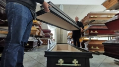 PRIČA KOJA ĆE VAS ŠOKIRATI Žena ukrala POGREBNO VOZILO sa sve POKOJNIKOM!