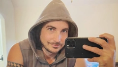 IMA 50 GODINA, A JURE GA TINEJDŽERKE Mnogi misle da je dušu prodao đavolu, a on kaže da postoji trik