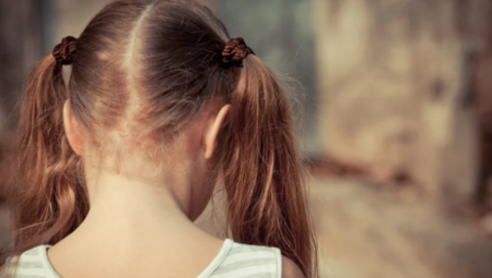HOROR! Kidnaperi oteli devojčicu dok je majka bila okrenuta leđima, 27 godina kasnije ona se pojavila na vratima