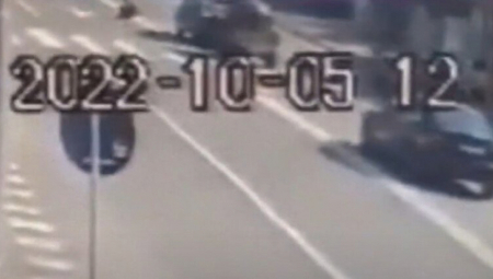 JEZIV SNIMAK NESREĆE U LESKOVCU Kolima pokosio dečaka (7) na raskrsnici, mališan leteo nekoliko metara i čudom preživeo! (VIDEO)