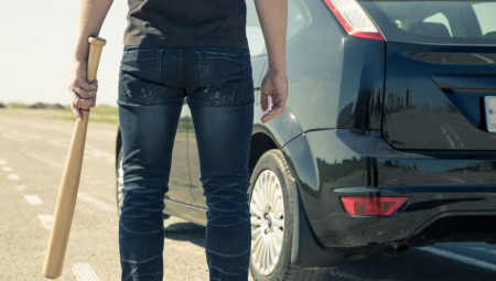 MALOLETNICI PRETUKLI MLADIĆA DOK JE BIO SA DEVOJKOM Užas u u Bačkoj Palanci ispred gimnazije, divljali huligani!