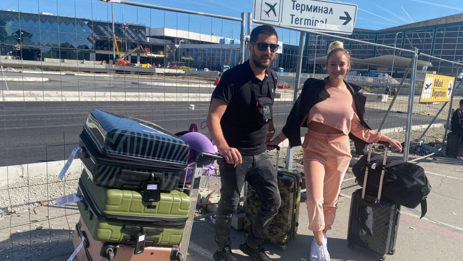 VRATILI SE IZ AMERIKE  Luna Đogani i Marko Miljković upravo sleteli u Srbiju, evo šta će prvo uraditi  (FOTO)