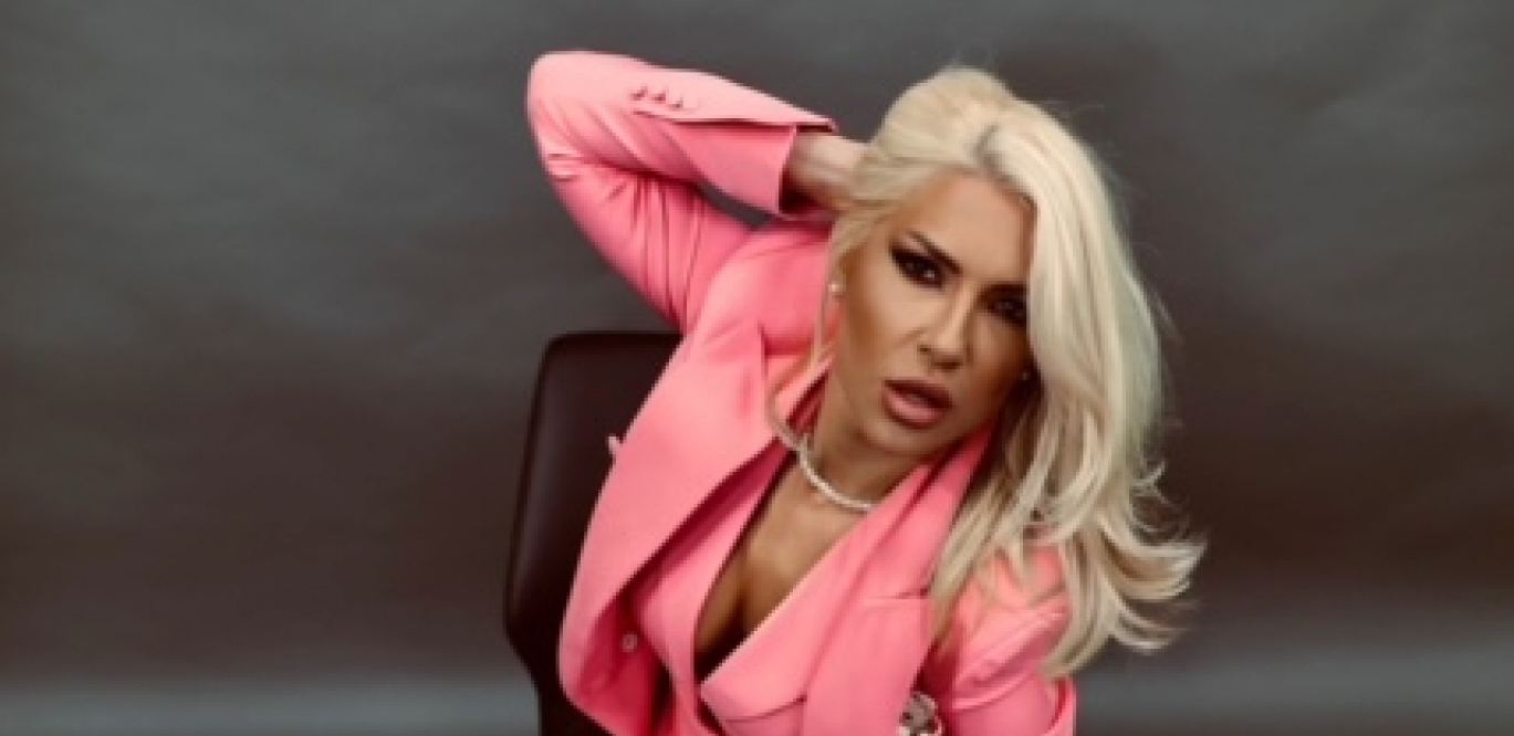 REŠILA DA IZGLEDA KAO TINEJDŽERKA Jovana Jeremić vodila program u nesvakidašnjem izdanju, ovakvu je još nismo gledali (FOTO)