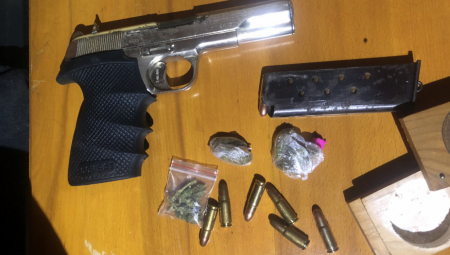 POLICIJA UPALA U STAN MLADIĆA I PRONAŠLA ORUŽJE I DROGU Hapšenje u Sremskoj Mitrovici