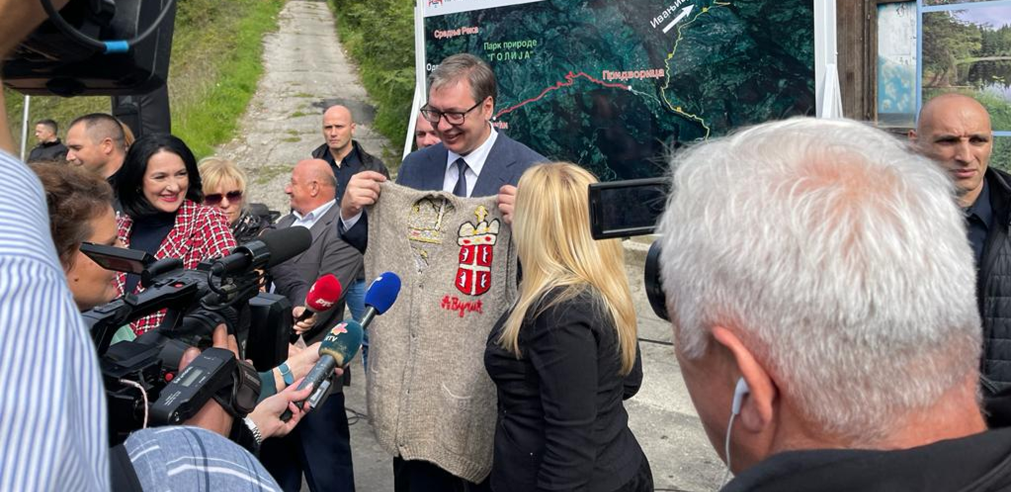 VUČIĆ OD MEŠTANKE IZ DEVIĆA DOBIO POKLON Predsednik se oduševio ručno pletenim džemperom (FOTO)