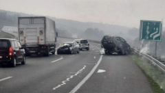 STRAVIČAN SUDAR NA ZRENJANINSKOM PUTU Jedan mrtav, drugi teško povređen, vatrogasci seku vozila! (FOTO)