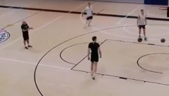NEMA STAJANJA Ovako Željko Obradović vodi trening Partizana: Razigravao Pantera, a onda pokazao fudbalsko umeće (VIDEO)