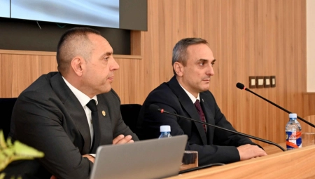 POTREBNO JE DA NAŠA SARADNJA BUDE ČVRŠĆA I JAČA Vulin održao predavanje studentima kriminalističke policije iz Visbadena