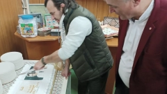 Aca Lukas posetio štićenike Zavoda Pazarić: Pevali zajedno, pa poklonili pevaču tortu s njegovim likom