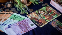 ASTROLOZI UPOZORAVAJU NA TRI OPASNA DATUMA U NOVEMBRU Najviše će uticati na odnose i novac, a stižu i dugovi na naplatu