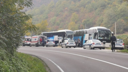 PAO MOST PREKO ZAPADNE MORAVE Akcija spasavanja iz nabujale reke u toku, strahuje se da ima mrtvih  (FOTO/VIDEO)