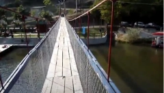 KORAK PO KORAK PREKO MOSTA SMRTI  Par kamerom zabeležio zastrašujući prizor u Ovčar Banji