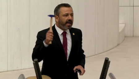 TURSKI POSLANIK OGORČEN Čekićem razlupao telefon u parlamentu (VIDEO)