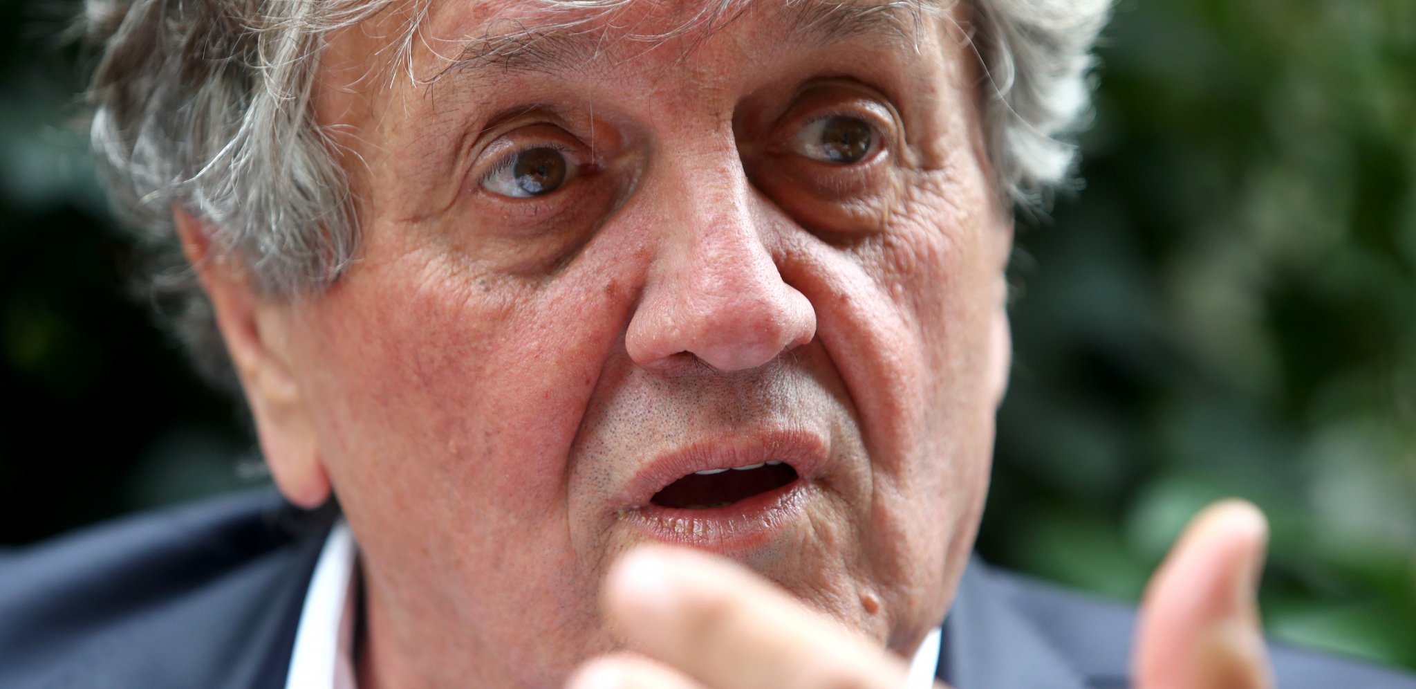 OVDE ŽIVI RADOŠ BAJIĆ Poznati glumac pokazao kuću, ogromno dvorište okruženo zidinama, a zelenilo je na sve strane