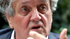 OVDE ŽIVI RADOŠ BAJIĆ Poznati glumac pokazao kuću, ogromno dvorište okruženo zidinama, a zelenilo je na sve strane