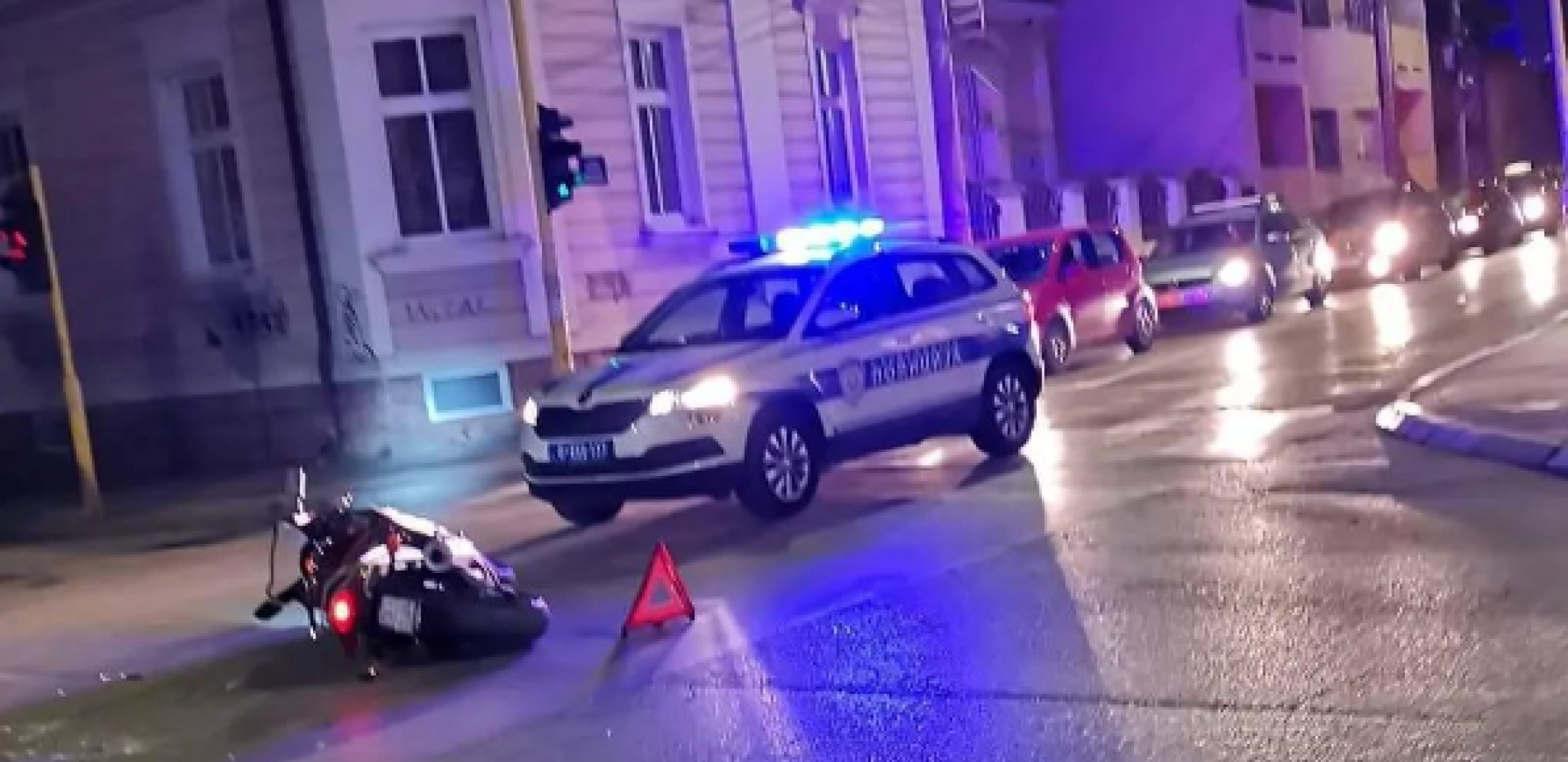 AUTOMOBIL NALETEO NA MOTOCIKLISTU Udes na Bulevaru kralja Aleksandra