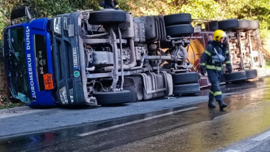 PREVRNUO SE KAMION NA AUTO-PUTU KOD PIROTA Strahuje se da curi amonijak, policija blokirala saobraćaj