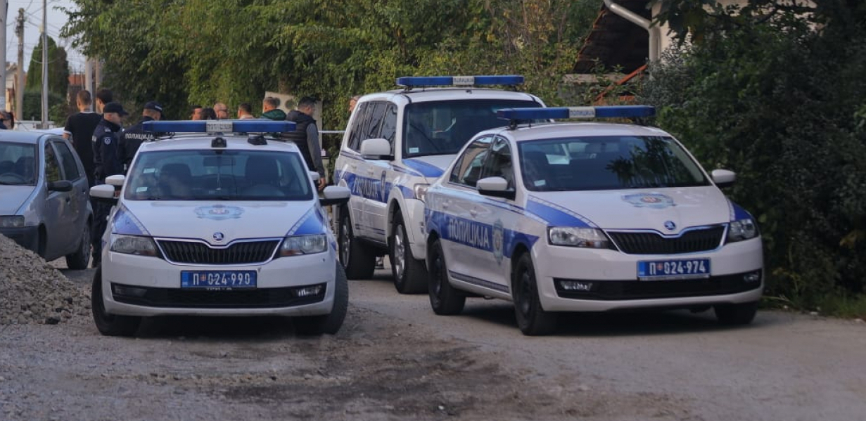 SATAROM UNAKAZIO ČOVEKA  Komšijska svađa  oko međe.