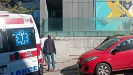 DETE NASTRADALO U KOSOVSKOJ MITROVICI!  Dečak pao sa zgrade