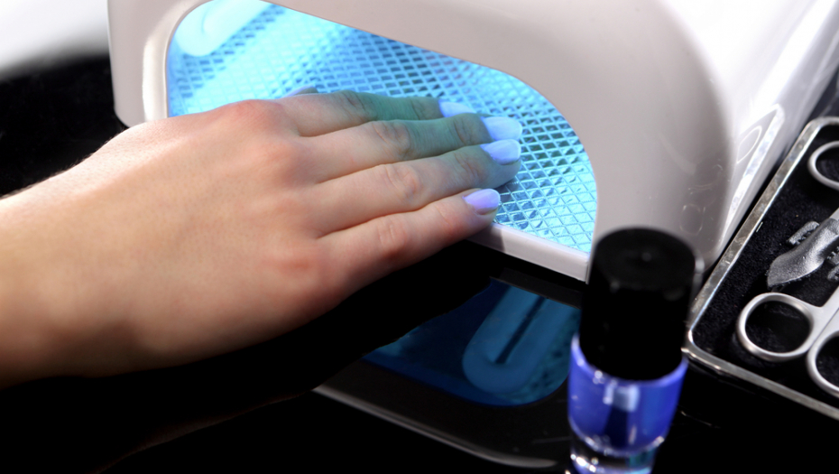 ČESTI TRETMANI NOSE RIZIK OD MALIGNIH PROMENA NA KOŽI UV lampe za nokte izazivaju rak?