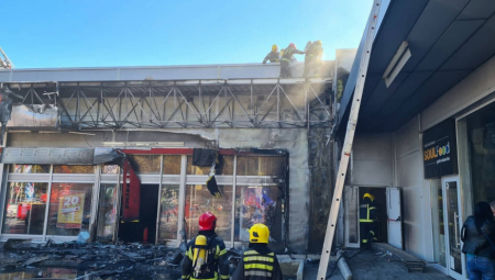 GUST DIM PREKRIO ULICE Požar u Pančevu, na teren stigli vatrogasci, stihija počela u ostavi za đubre (FOTO)
