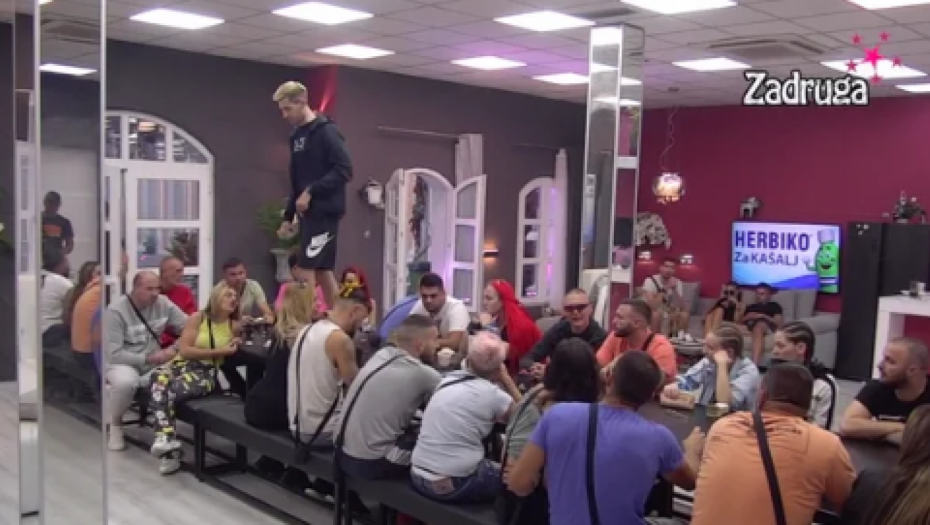 TI NISI PRAVI MUŠKARAC Uroš Ćertić žestoko izvređao Božu: Imaš fejk stvari, prosiš za hranu!