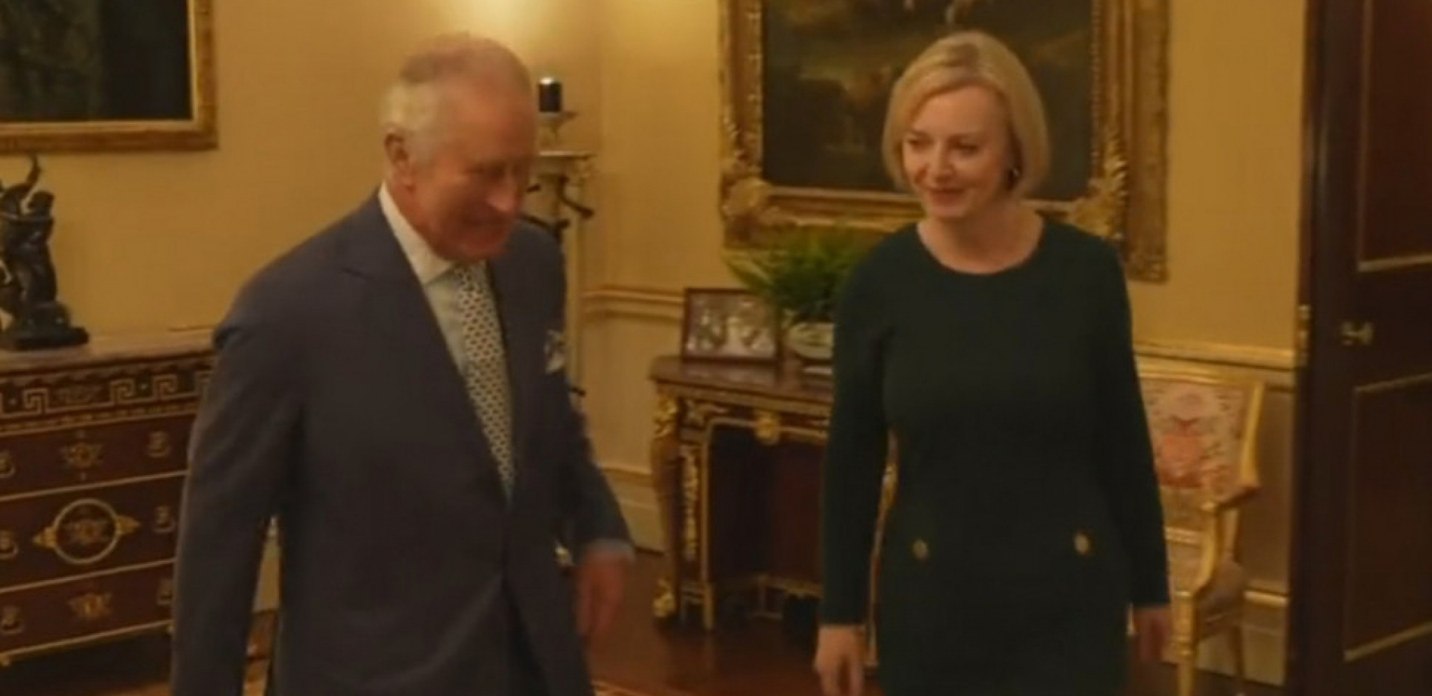 "OPET SI OVDE?" Čarlsov pozdrav premijerki hit na mrežama (FOTO/VIDEO)