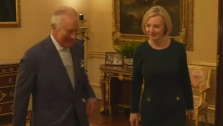 "OPET SI OVDE?" Čarlsov pozdrav premijerki hit na mrežama (FOTO/VIDEO)
