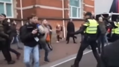 U SRBIJI ŠAČICA EKO EKSREMISTA MALTRETIRA GRAĐANE U Zapadnoj Evropi druga priča: Policija brutalno čuva red i mir! (FOTO)